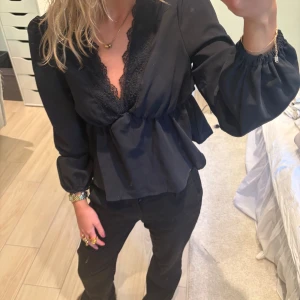 Svart blus  - Såå fin svart blus med spets detaljer som inte längre kommer till användning. Använd gärna köp nu!!🌸💕