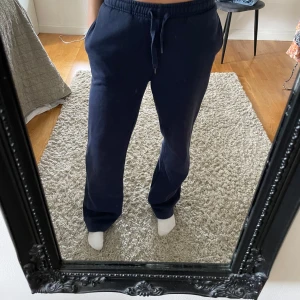 Mörkblå mjukisbyxor  - Mörkblå mjukisbyxor med raka ben och elastisk resår i midjan från Gina Tricot i storlek xs. Perfekta för chill dagar eller när du vill vara bekväm men ändå se snygg ut. Använt en del men är fortfarande i väldigt bra skick!🤗💗
