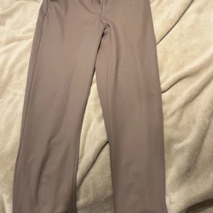 Bruna kostymbyxor - Bruna kostymbyxor från lager, knappt använda i XS🫶