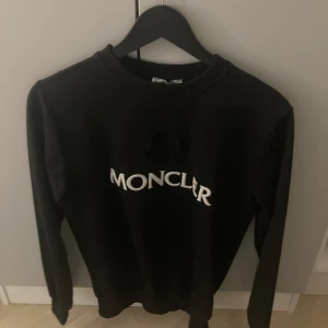 Moncler sweatshirt  - Köpt utomlands säljer pga för liten. Står S men sitter bättre som XS! Kontakta vid några frågor.