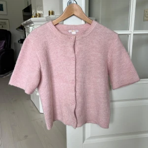 Ljusrosa stickad kofta med kort ärm - Superfin ljusrosa stickad kofta med korta ärmar från Gina Tricot. Pris kan alltid diskuteras❤️