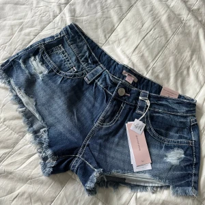 Lågmidjade jeansshorts Gina Young 14+ - Helt ny lågmidjad jeanskjol med lappar kvar från Gina Young 14+. Helt slutsåld, i strl M. Passade tyvärr inte mig! Så cool färg!