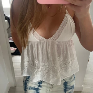 Vit topp - Vit sommat topp från zara storlek Xs men passar mig som brukar ha S/M.