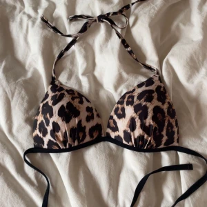Leopard och svart bikini med knyt - Säljer 2 st bekinis från Shein, har aldrig använt dem o säljer pga att dem inte passade. Materialet är bra och de sitter snyggt. Skriv för fler bilder💗