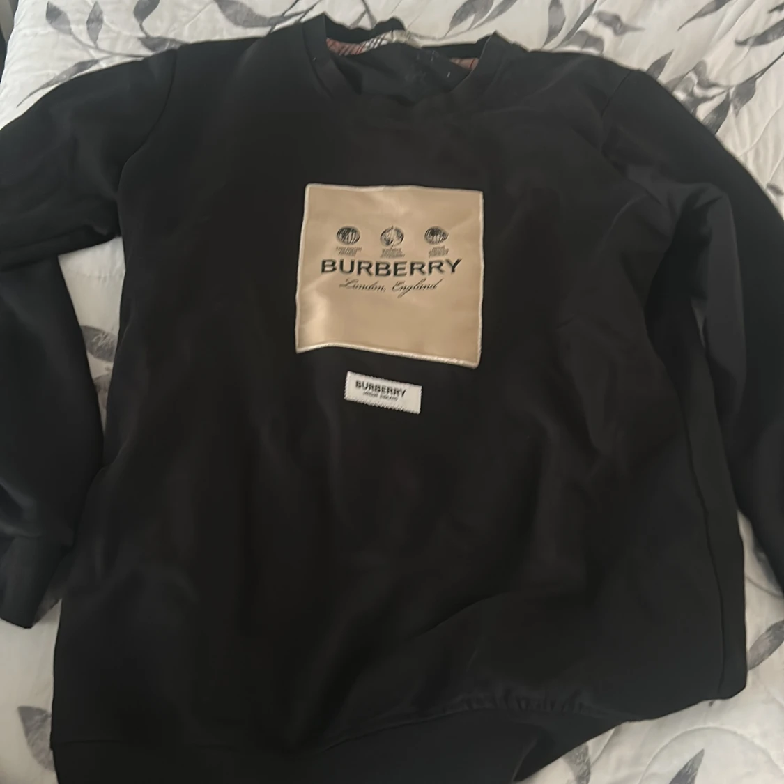 Svart Burberry sweatshirt med beige patch