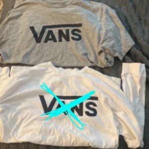 grå vans t-shirt 🧸 - säljer även denna vans t-shirt! 🧸 