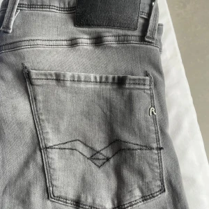 Replay Anbass grå jeans slim fit 33/34 - Säljer ett par grå jeans från .  Jeansen har en slim passform och klassisk femficksdesign. Perfekta för dig som gillar stilrena och bekväma jeans. Nästan aldrig använda 10/10 skick. Hör av er vid frågor 