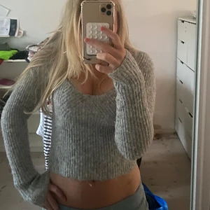 Urringad grå stickad tröja - Långa ärmar, uringad, kort, mysigt skönt material