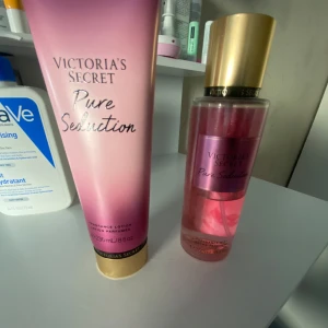 Victoria secret - Köpt i Italien. Säljs då den inte används längre. Håller länge.  Krämen har använts 1-2 gånger så finns fortfarande mycket kvar.