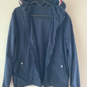 Moncler windbreaker - Säljer en väldigt snygg moncler windbreaker som är perfekt för sommaren. Jackan är i väldigt bra skick och ser så gott som ny ut. Säljer då den inte riktigt passar mig i storlek. Skriv vid intresse eller frågor!