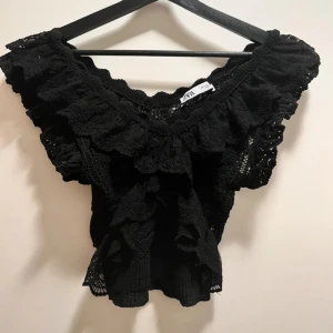 Volangtopp zara - Säljer denna fina volangtopp från zara i den svarta färgen. Har haft en vit ocksp därav bilder på den vita (som är i samma storlek). Använd ett fåtal gånger och i fint skick 