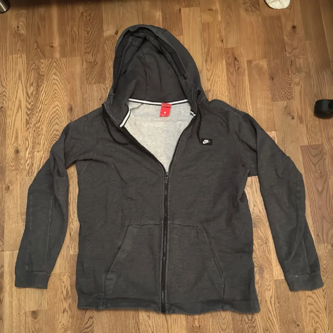 Mörkgrå Nike hoodie med dragkedja