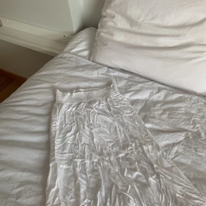 vit långkjol med smock i midjan - Lager 157 - jättesöt och somrig långkjol från Lager 157 perfekt för en solig sommardag! använt flera ggr men dock inte jättesliten! pris kan diskuteras!