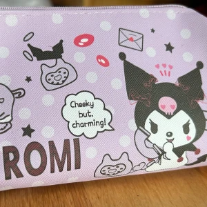 Liten necessär/pennskrin i canvas med Kuromi-motiv! - Liten necessär/pennskrin i canvas med dragkedja och Kuromi-motiv! Mått: 12 x 20 cm. Oanvänd.