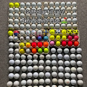 Golfbollar till salu! Kom med förslag och priser - Stort utbud av golfbollar i olika färger och märken, perfekt för dig som vill sticka ut på golfbanan! Här finns både klassiska vita och färgglada bollar från Callaway, Titleist, Wilson, Vice och fler. Snygga, roliga och redo för nya äventyr på greenen.