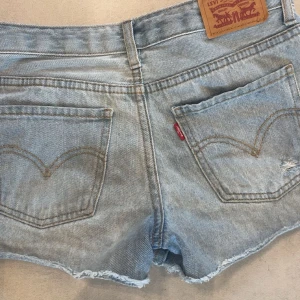 Lågmidjad jeanshorts - Ljusblå lågmidjad jeansshorts med snygga fickor från Levis💘 skriv ifall frågor eller fler bilder önskas💘
