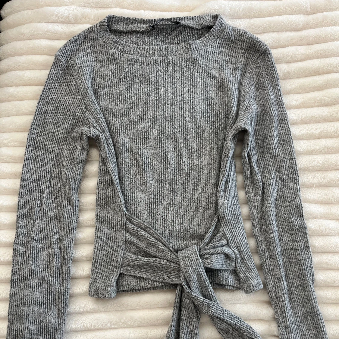 Grå ribbad tröja med knyt från Zara