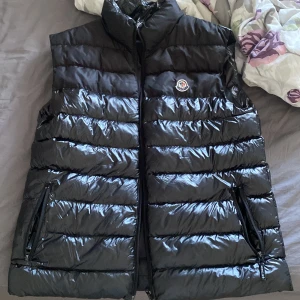 Moncler väst - En fet moncler väst som är lite sönder som syns på dom 2 sista bilderna, en i armen och fickan! Annars felfri