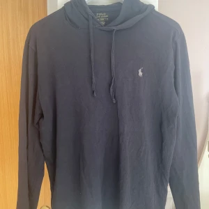 Tunn svart hoddie från polo Ralph lauren  - Svart hoodie från Polo Ralph Lauren. Liten broderad logga på bröstet och långärmad modell. Perfekt för en  stilren look. Den är gjord i tunt material så perfekt nu för sommaren! Ny pris runt 1300. Pris kan diskuteras!