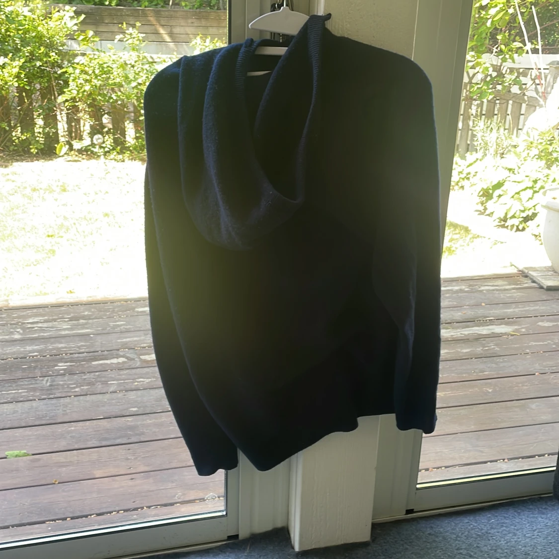 Mörkblå merinoull hoodie med huva - 1