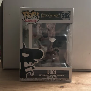 Disenchantment: Luci (Pop! Animation #592) - Samlarfigur från serien Disenchantment! Luci är den busiga demonen som följer Bean på hennes äventyr. Perfekt för fans av animerade serier och coola samlarprylar. En unik present till dig som älskar fantasy och humor!