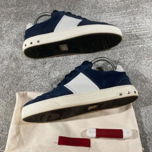 Valentino Flycrew - Hej! Säljer nu mina skor från märket Valentino, storlek 36.5 bra skick, givetvis äkta. Tveka inte på att höra av dig om du har frågor eller funderingar kring skorna! 