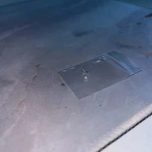 Liten näs piercing i silverfärg - Säljer en näspircing i silverfärg med en liten glittrande sten framtill. Enkel och stilren design som passar perfekt för dig som gillar diskreta smycken. Levereras i en liten plastpåse.Äkta silver !!!!
