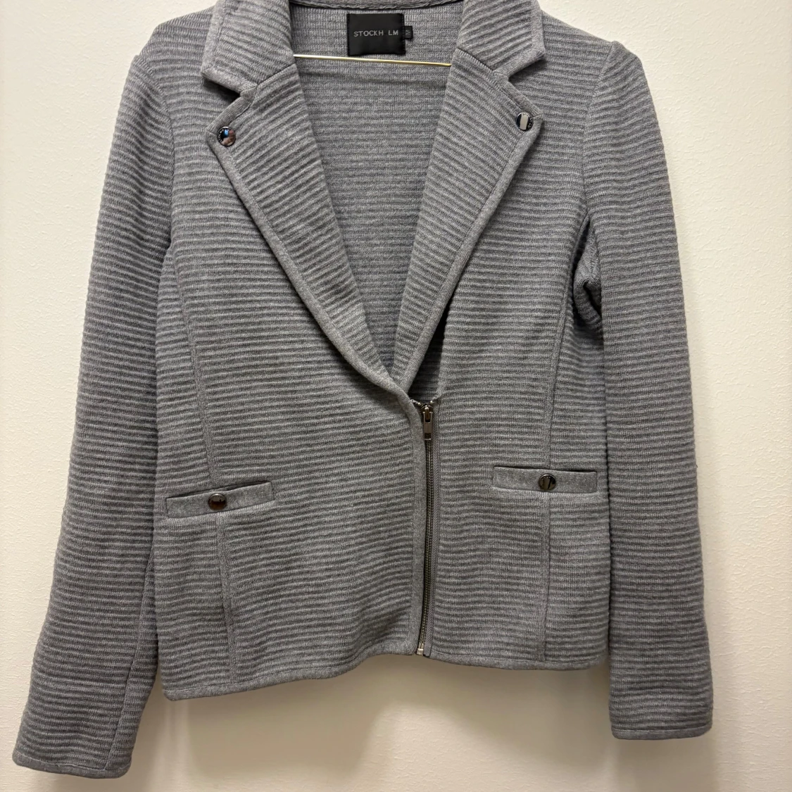 Grå ribbad kavaj från STOCKH LM