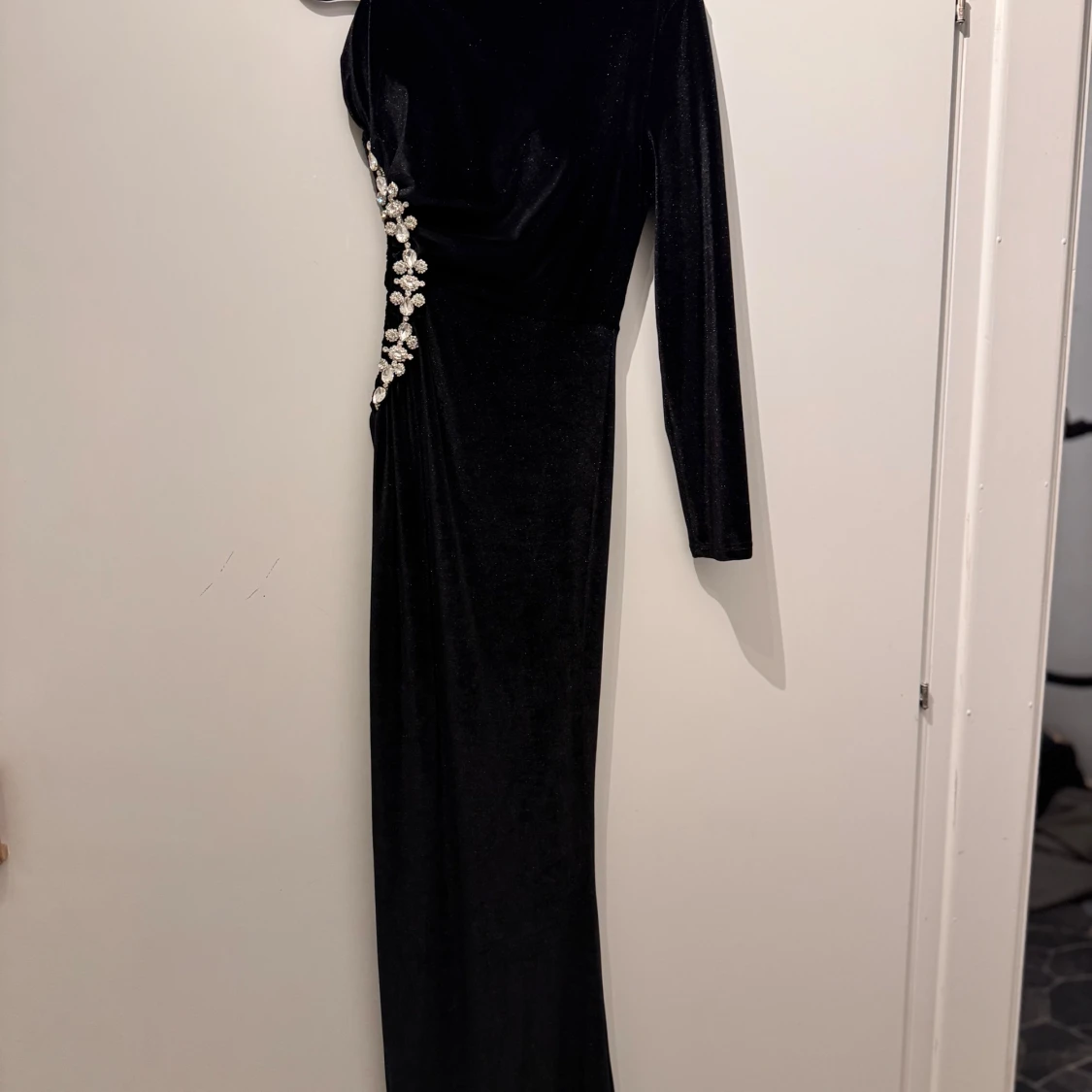 Svart sammetsklänning med strassdetaljer