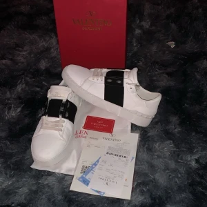 INTRESSEKOLL!! - Tja kollar intresse på mina valentino opens då jag blir sugen på några andra skor till sommaren. Skicket på dom är 7/10 absolut inget fel på dom de är bara att dom är lite nerslipade i sulan men inte mycket alls. Kan sälja skorna till rätt pris så de är bara att skicka ett pris förslag!!🙌🏻🙌🏻