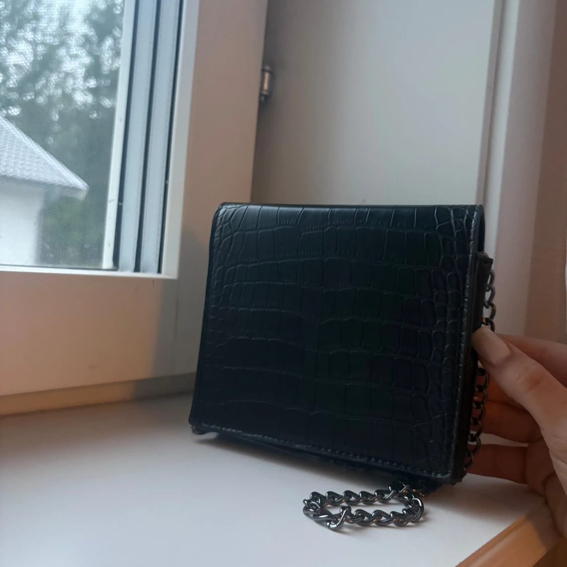 Svart axelväska i croco från NA-KD