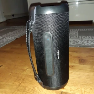 Högtalare  -   Hej! Jag säljer en högtalare som heter Party Boombox. Den har ett kraftfullt och klart ljud, är i fint skick och passar perfekt för sommardagar utomhus – till exempel när du spelar basket, fotboll eller bara vill lyssna på musik med vänner.  Om du är intresserad är det bara att skicka ett meddelande, så hör jag av mig så snart jag kan! 