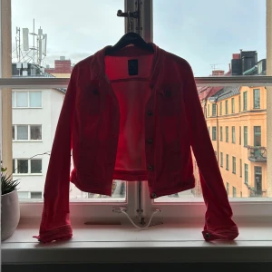 Rosa jeansjacka - Snygg rosa jeansjacka från Soyaconcept 💗 Står att det är storlek L men är nog egentligen storlek M 🌟