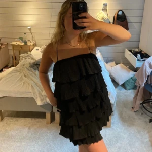 Svart volangklänning - Supersöt svart klänning från Boohoo. 💗💗