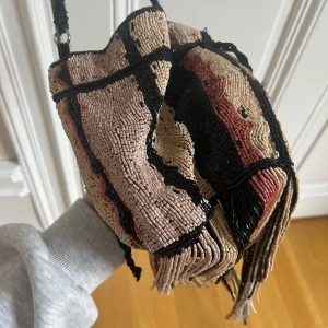 Beige och svart pärlbroderad axelväska - Väska med pärlor, axelband🩷