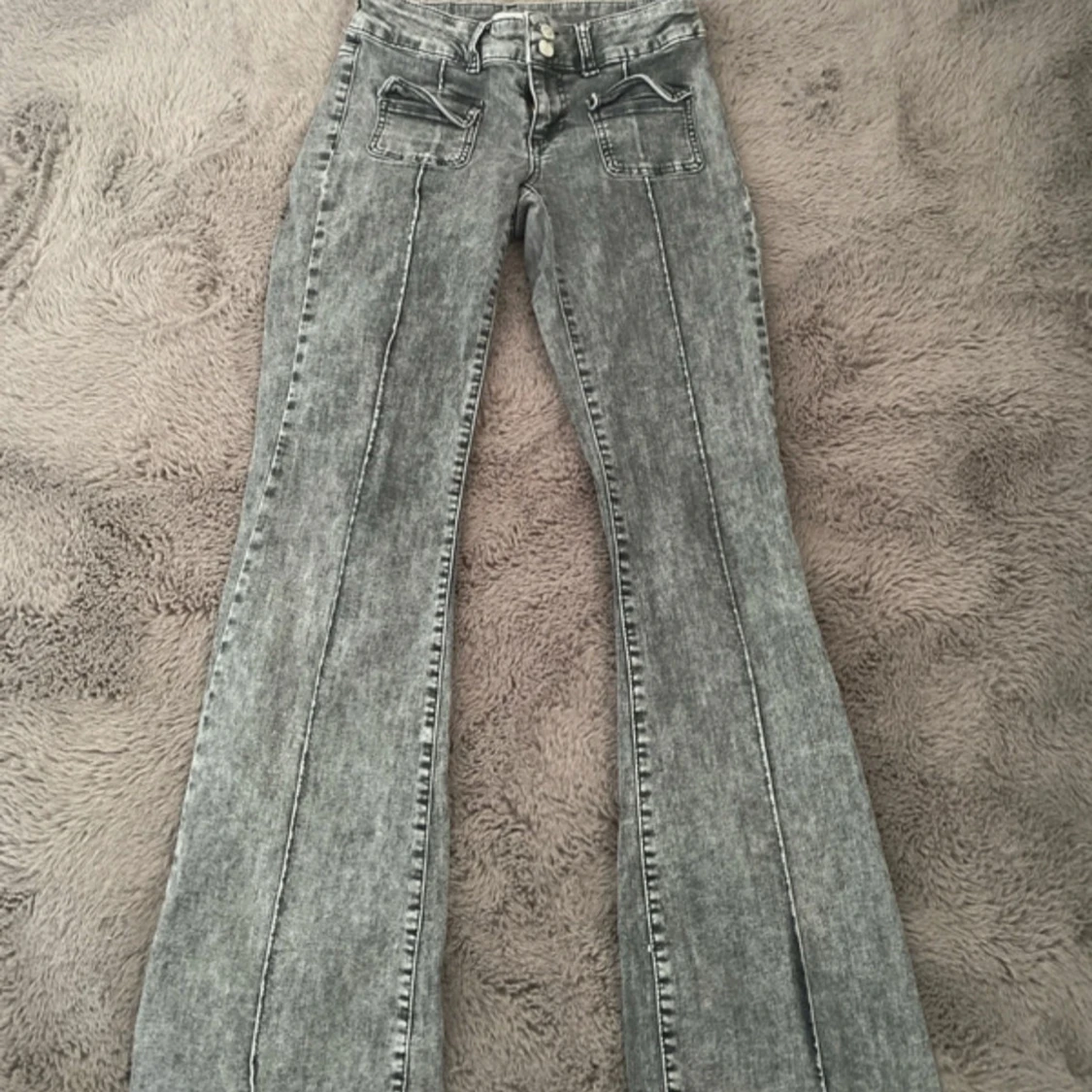 Grå bootcut jeans från Nelly