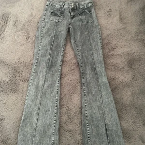 Grå bootcut jeans från Nelly - Snygga grå bootcut jeans från Nelly. Använda nån gång.