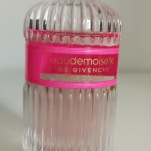 Givenchy Eau de moiselle Rose à la Folie 50ml - Eau de moiselle de Givenchy Rose à la Folie är en parfym med en elegant fräsch doft av roser och äpplen. Perfekt för dig som gillar lyxiga och feminina dofter. Top note is Candy Apple; middle note is Tea Rose; base note is Musk; making it simple yet sophisticated, suitable for Audrey Hepburn and women like her.