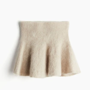 Stickad kjol - H&M - Stickad kjol ifrån H&M som är helt slutsåld. Den är i nyskick med prislapp kvar❤️