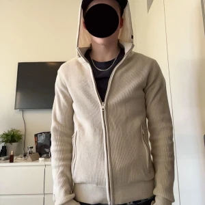 Beige hoodiejacka från Indicode - Säljer en beige hoodiejacka från Indicode i storlek XS. kan gå ner i pris vid en snabb affär