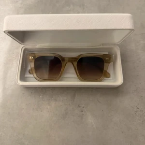 CHIMI - Ett par jättefina CHIMIS i färgen Ecru fint skick modellen är 04. 