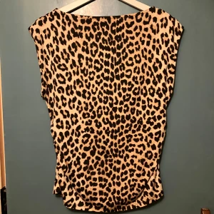 Leopardmönstrad topp från H&M - Cool leopardmönstrad topp från H&M i beige och svart. Använd eng gång. 