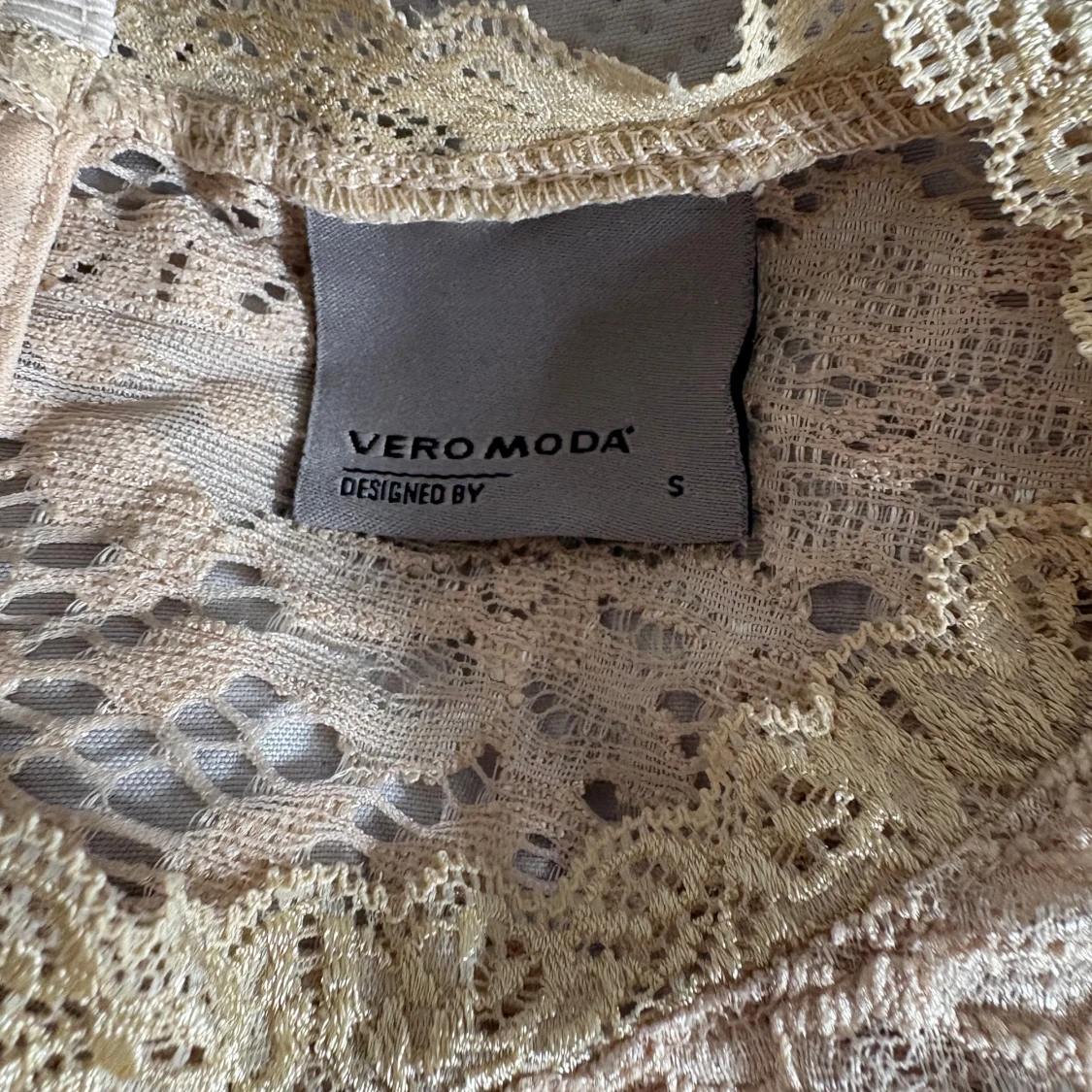 Beige/Gräddvit spetsblus från Vero Moda - 2