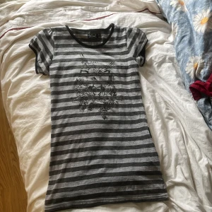 Emo topp lång - En jättefin randig tröja med tryck. Den enda ”defekten” är att den är klippt i armhålorna eftersom hålen var väldigt små, men det syns inte när tröjan sitter på 🩷 Köpte precis på plick men säljer eftersom den inte passade mig ! Priset går att diskuteras!