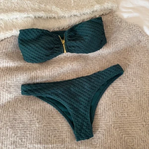 Mörkgrön bikini - Superfin!! Brazilian modell på underdelen🙏🏼 Överdelen är storlek 38 och underdelen är 34 <3, köpt här på Plick men var liten på mig💕