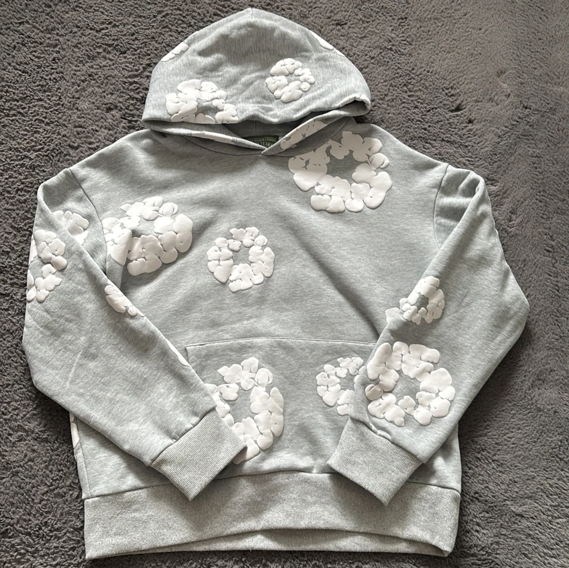 Grå hoodie från Denim Tears med blommor