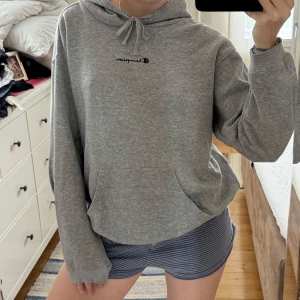 Champion hoodie  - Strl s på lappen men känns betydligt större! Jag på bilden är 171cm💕💕