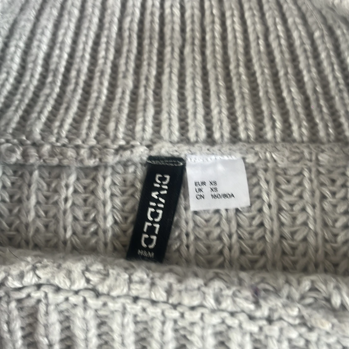 Ljusgrå stickad tröja från Divided - 1