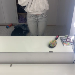 Ljusgrå  jeans - Säljer ett par ljusgrå jeans med klassisk femficksdesign och dragkedjegylf. Jeansen har låg midja och sitter tight vid låren. Perfekta om du gillar en clean och enkel look.