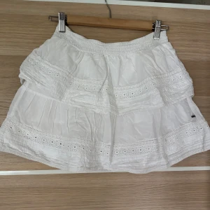 Vit volangkjol från Pepe Jeans  - Supersöt vit kortkjol från Pepe Jeans i storlek XS. Kjolen har flera volanger och broderade spetsdetaljer. Originalpris 900💗 Säljer då den inte kommer till användning längre!